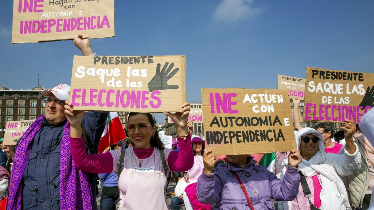 Až 700 000 Mexičanů vyšlo do ulic kvůli ústavním změnám